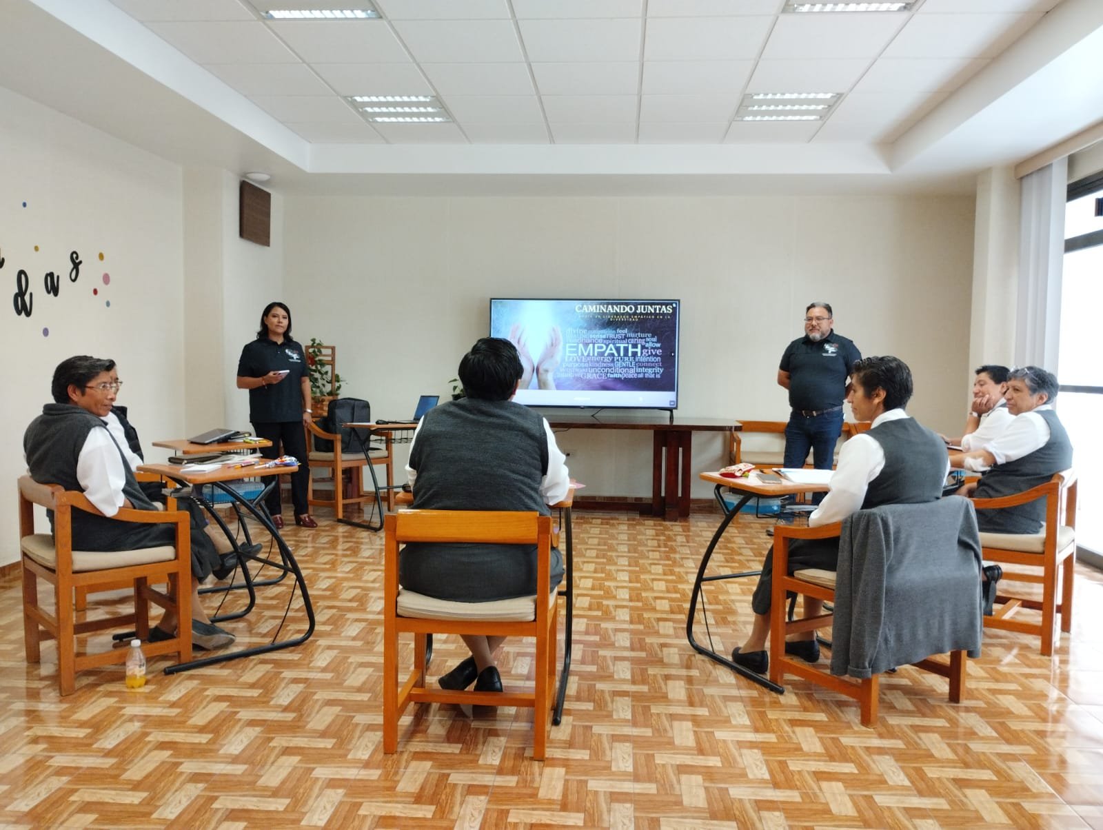 Ambos instructores impartiendo una capacitación