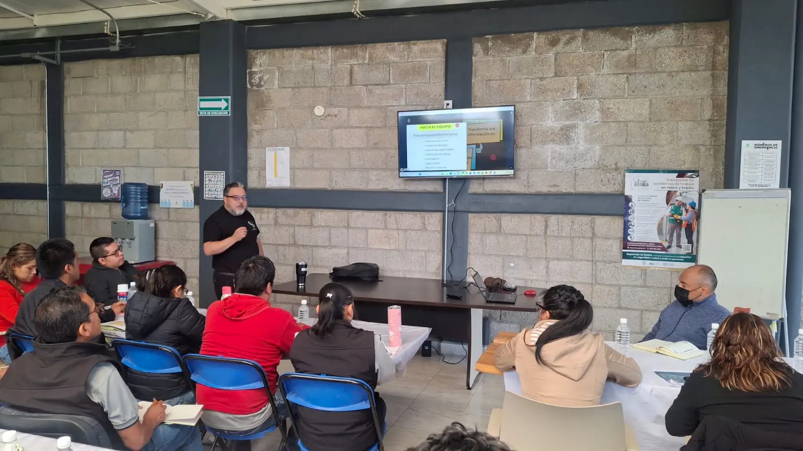 Instructor facilitando el curso Segundos a bordo ante un grupo de supervisores