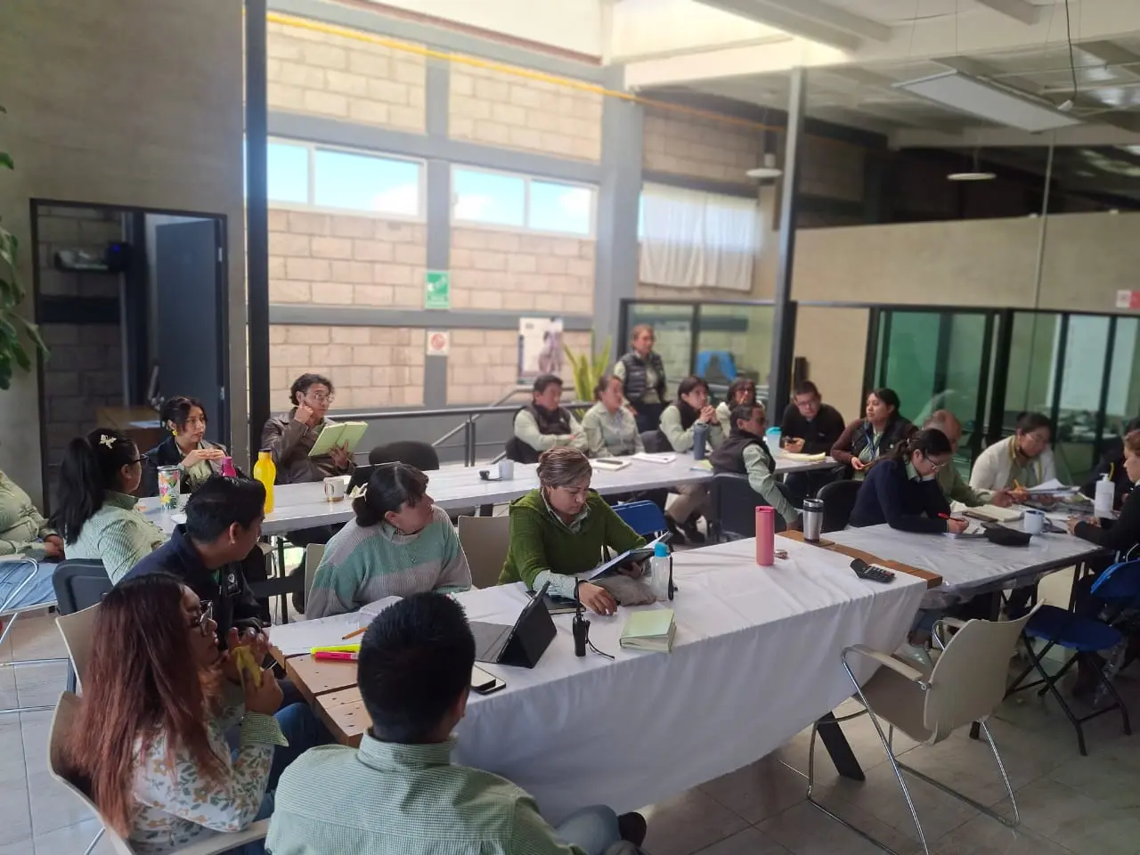 Participantes del curso Segundos a bordo trabajando durante una sesión presencial