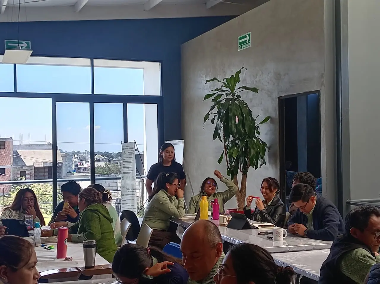 Participantes realizando una dinámica de trabajo en equipo durante la capacitación